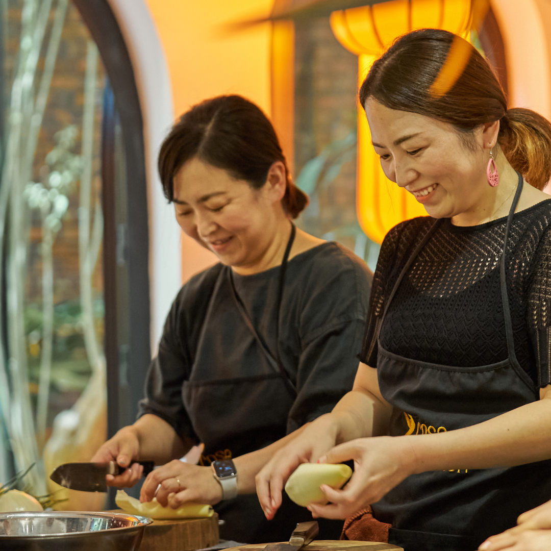 Rose Kitchen's chef is introducing how to appetite the delicious mango salad 