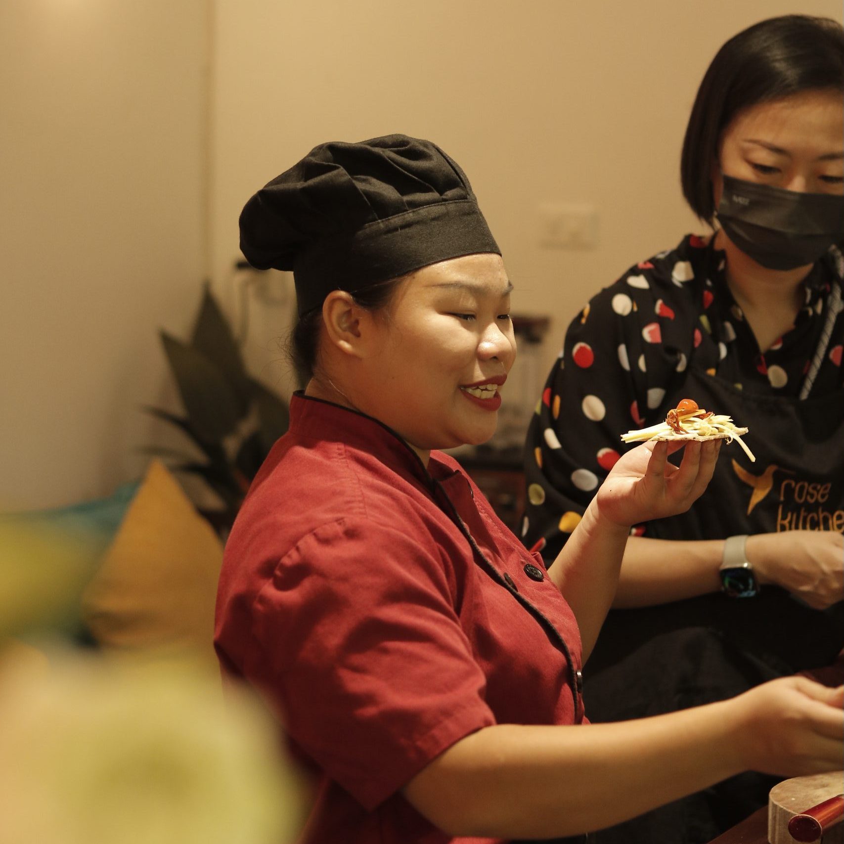 Rose Kitchen's chef is introducing how to appetite the delicious mango salad 