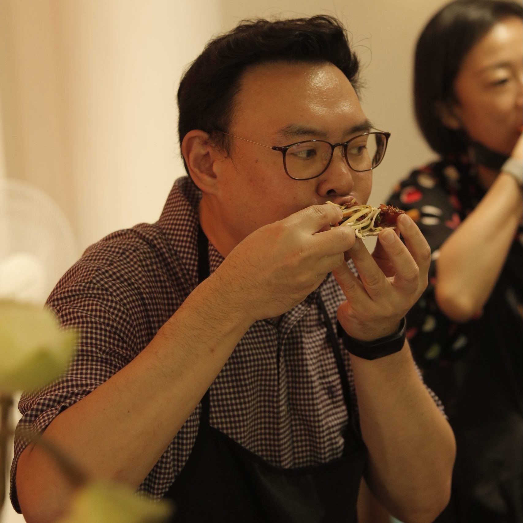 Rose Kitchen's chef is introducing how to appetite the delicious mango salad 